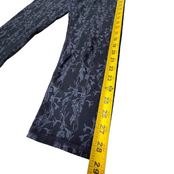 🖤 Fabletics Define PowerHold Capri Leggings – Black Petal Print – Size Small 🖤 - Picture 4 of 7